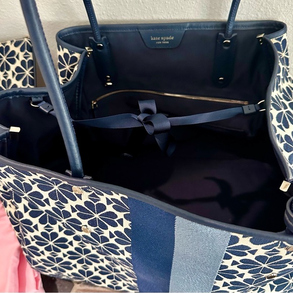 New w/o tags Kate Spade ♠️ Lg Flower Jacquard Stripe Everything Blue Tote 👜 - Picture 5 of 13